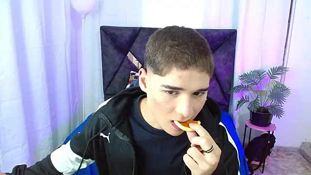 Snapshot of Mattass18 chatting on October 18, 1:34 pm Mattass18 online show from October 18, 1:34 pm