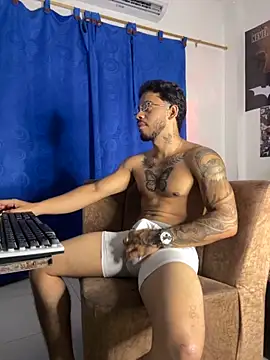 Snapshot of Kylian_Alessandro chatting on October 29, 2:58 am Kylian Alessandro online show from October 29, 2:58 am