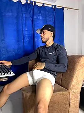 Snapshot of Kylian_Alessandro chatting on October 31, 11:55 am Kylian Alessandro online show from October 31, 11:55 am