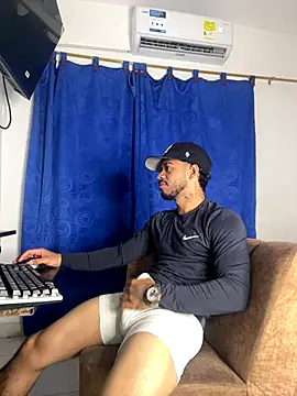 Snapshot of Kylian_Alessandro chatting on November 3, 6:58 am Kylian Alessandro online show from November 3, 6:58 am