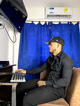 Snapshot of Kylian_Alessandro chatting on November 14, 4:28 pm Kylian Alessandro online show from November 14, 4:28 pm