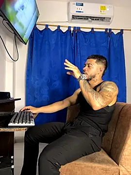 Snapshot of Kylian_Alessandro chatting on November 15, 4:32 am Kylian Alessandro online show from November 15, 4:32 am