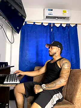 Snapshot of Kylian_Alessandro chatting on November 15, 7:10 pm Kylian Alessandro online show from November 15, 7:10 pm