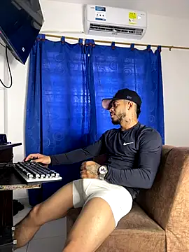 Snapshot of Kylian_Alessandro chatting on November 18, 12:20 pm Kylian Alessandro online show from November 18, 12:20 pm