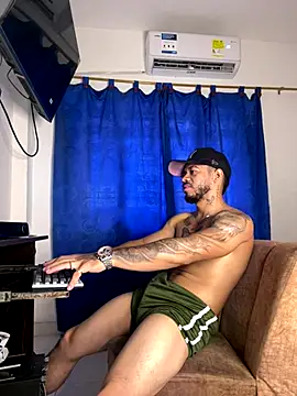 Snapshot of Kylian_Alessandro chatting on November 23, 4:07 pm Kylian Alessandro online show from November 23, 4:07 pm