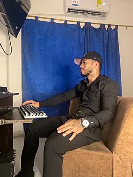 Snapshot of Kylian_Alessandro chatting on November 25, 11:43 am Kylian Alessandro online show from November 25, 11:43 am