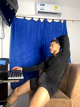 Snapshot of Kylian_Alessandro chatting on December 3, 6:43 am Kylian Alessandro online show from December 3, 6:43 am