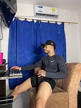 Snapshot of Kylian_Alessandro chatting on December 15, 9:46 am Kylian Alessandro online show from December 15, 9:46 am