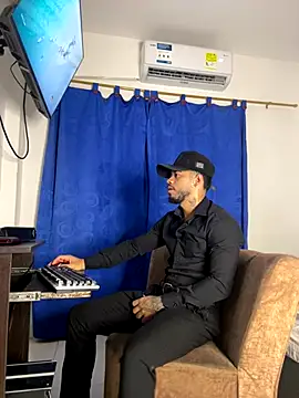 Snapshot of Kylian_Alessandro chatting on December 15, 10:47 pm Kylian Alessandro online show from December 15, 10:47 pm