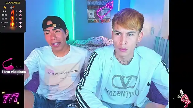Snapshot of Latin_boysxxxx chatting on April 6, 1:03 am Latin boysxxxx online show from April 6, 1:03 am