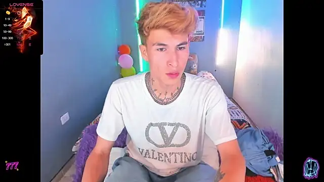 Snapshot of Latin_boysxxxx chatting on May 12, 3:25 am Latin boysxxxx online show from May 12, 3:25 am