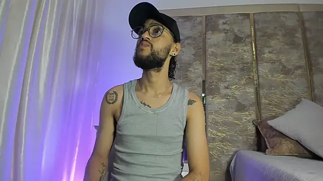 Snapshot of Liam_Samderz chatting on October 22, 11:32 am Liam Samderz online show from October 22, 11:32 am