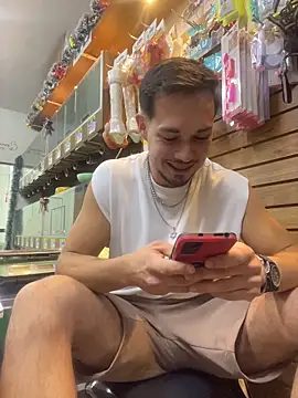 Snapshot of Leonardmoppet chatting on December 13, 11:43 pm Leonardmoppet online show from December 13, 11:43 pm