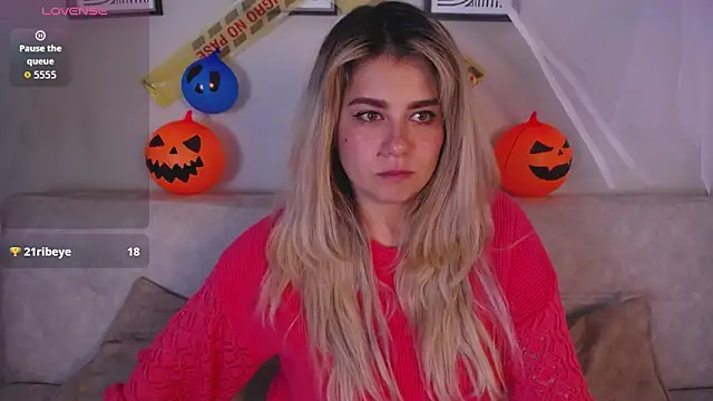 Snapshot of Sweet_Bella_Valery chatting on October 29, 10:11 pm Sweet Bella Valery online show from October 29, 10:11 pm