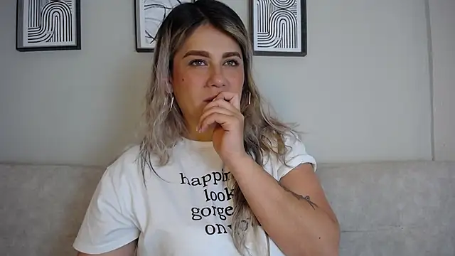 Snapshot of Sweet_Bella_Valery chatting on November 27, 11:18 pm Sweet Bella Valery online show from November 27, 11:18 pm