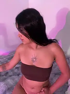 Snapshot of Emilux_ chatting on April 6, 6:20 pm Emilux online show from April 6, 6:20 pm