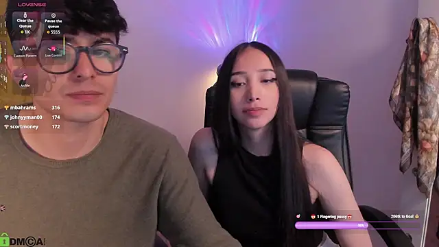 Snapshot of Mikeyvioleta_ chatting on June 27, 12:22 pm Mikeyvioleta online show from June 27, 12:22 pm