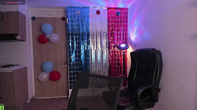 Snapshot of Mikeyvioleta_ chatting on July 17, 8:21 am Mikeyvioleta online show from July 17, 8:21 am