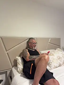 Snapshot of roygomez chatting on October 17, 5:04 pm roygomez online show from October 17, 5:04 pm