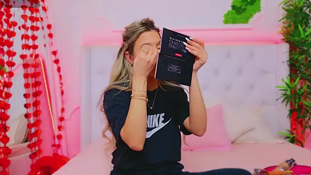 AriannaSins online show from February 6, 1:54 pm