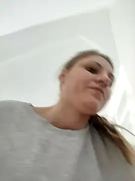 SandyCassie online show from April 6, 11:00 am