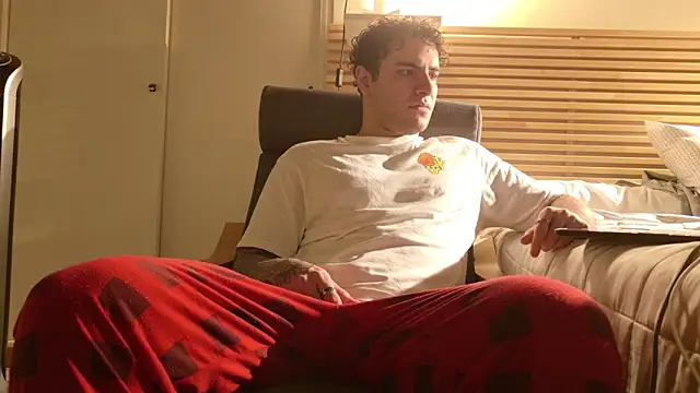 Snapshot of KevinWolf777 chatting on December 3, 1:35 am KevinWolf777 online show from December 3, 1:35 am