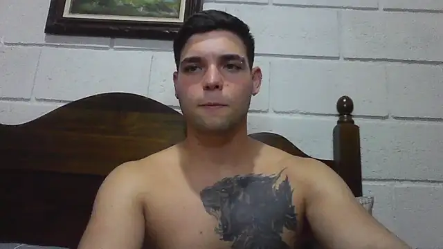 Snapshot of Zure-xxx chatting on May 20, 1:45 am Zure-xxx online show from May 20, 1:45 am