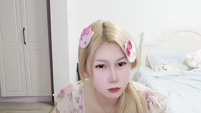 Snapshot of The_icy_moon chatting on June 15, 10:39 am The icy moon online show from June 15, 10:39 am