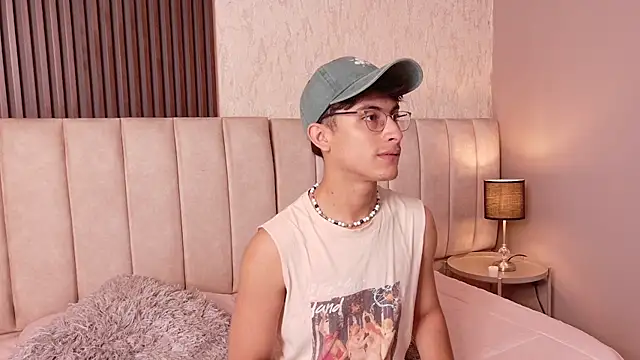 Aaron Eze online show from January 8, 8:11 pm