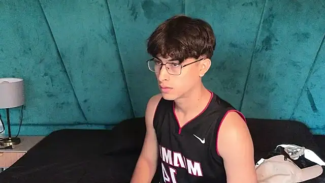 Aaron Eze online show from April 9, 2:11 pm