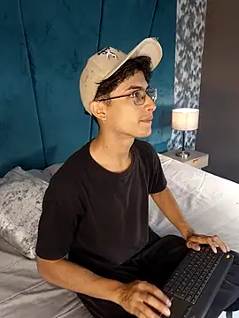 Aaron Eze online show from April 21, 6:34 pm