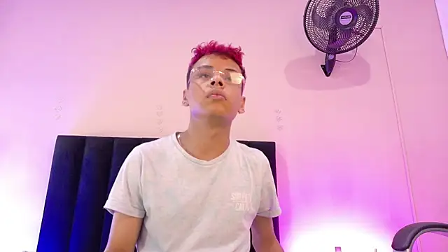 Xavier Fox    online show from January 14, 4:40 am