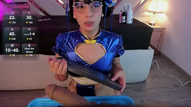 michelle cutee  online show from February 7, 8:01 pm