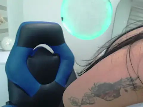 madys hot online show from December 18, 5:46 am