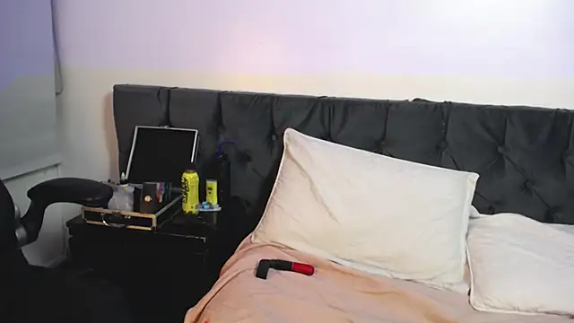 Snapshot of jadeandsamuel chatting on October 26, 5:02 am jadeandsamuel online show from October 26, 5:02 am