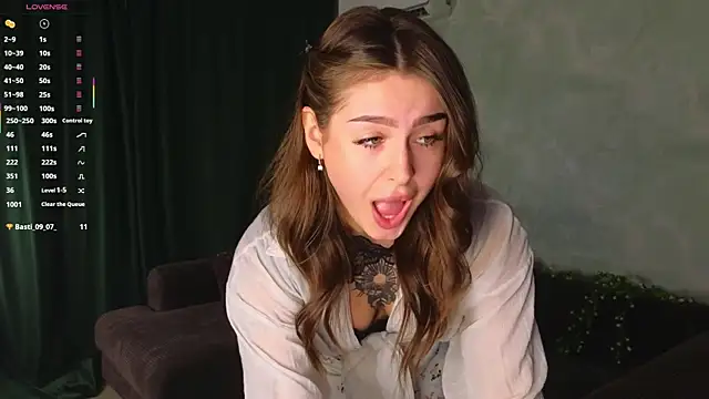 TinyMollys online show from October 29, 3:36 pm