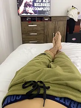 Snapshot of leozin01 chatting on November 2, 9:50 pm leozin01 online show from November 2, 9:50 pm