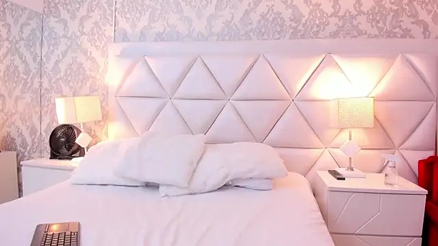 AnnyeWatson online show from December 21, 1:40 pm