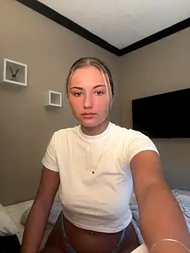 Snapshot of LaceyMilliexoxo chatting on October 20, 9:43 am LaceyMilliexoxo online show from October 20, 9:43 am