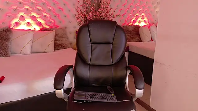 Snapshot of KathiaLuxe chatting on December 5, 2:47 pm KathiaLuxe online show from December 5, 2:47 pm