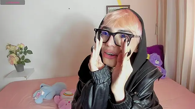 Strawberry Kitty  online show from November 12, 2:17 pm