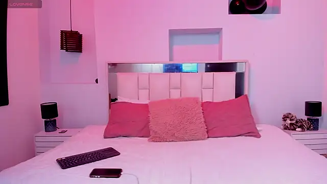 Coral Jhones online show from November 12, 4:35 am