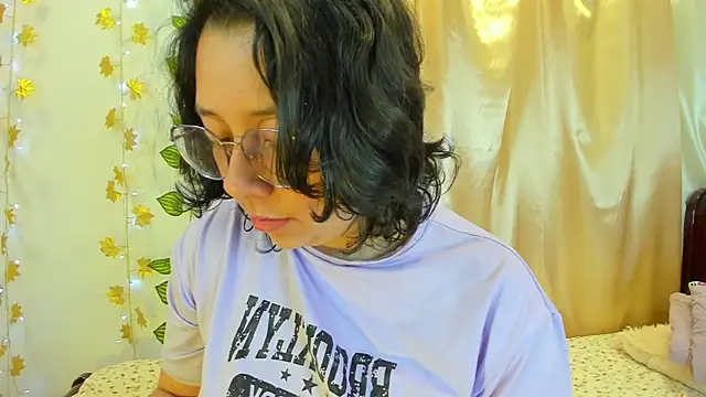 Milie yue online show from December 5, 2:03 pm