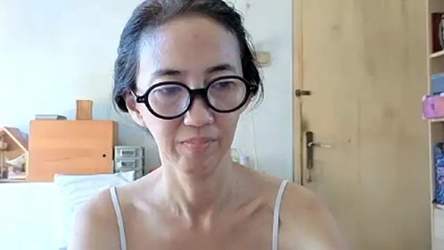 Snapshot of princessD077 chatting on May 8, 3:01 am princessD077 online show from May 8, 3:01 am