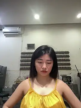 Snapshot of Yiyi_cute chatting on October 17, 10:29 am Yiyi cute online show from October 17, 10:29 am