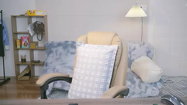 Snapshot of Yiyi_cute chatting on October 20, 6:47 am Yiyi cute online show from October 20, 6:47 am