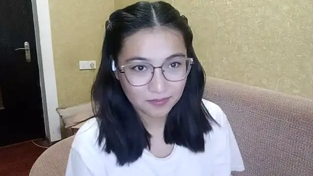 LinneaHyles online show from December 3, 1:42 pm