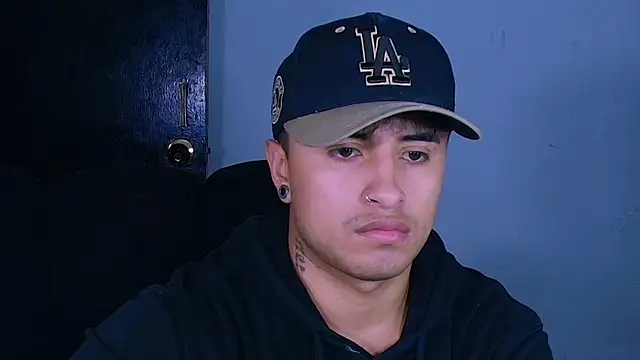 jhon mendoza  online show from November 20, 7:02 pm