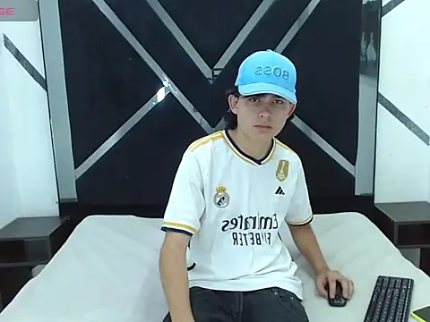 Tom 0001 online show from October 25, 7:19 pm