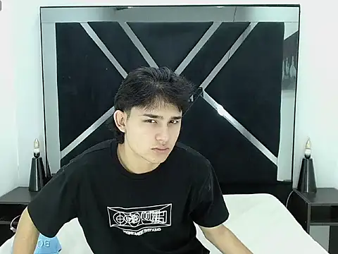 Tom 0001 online show from December 17, 12:33 pm